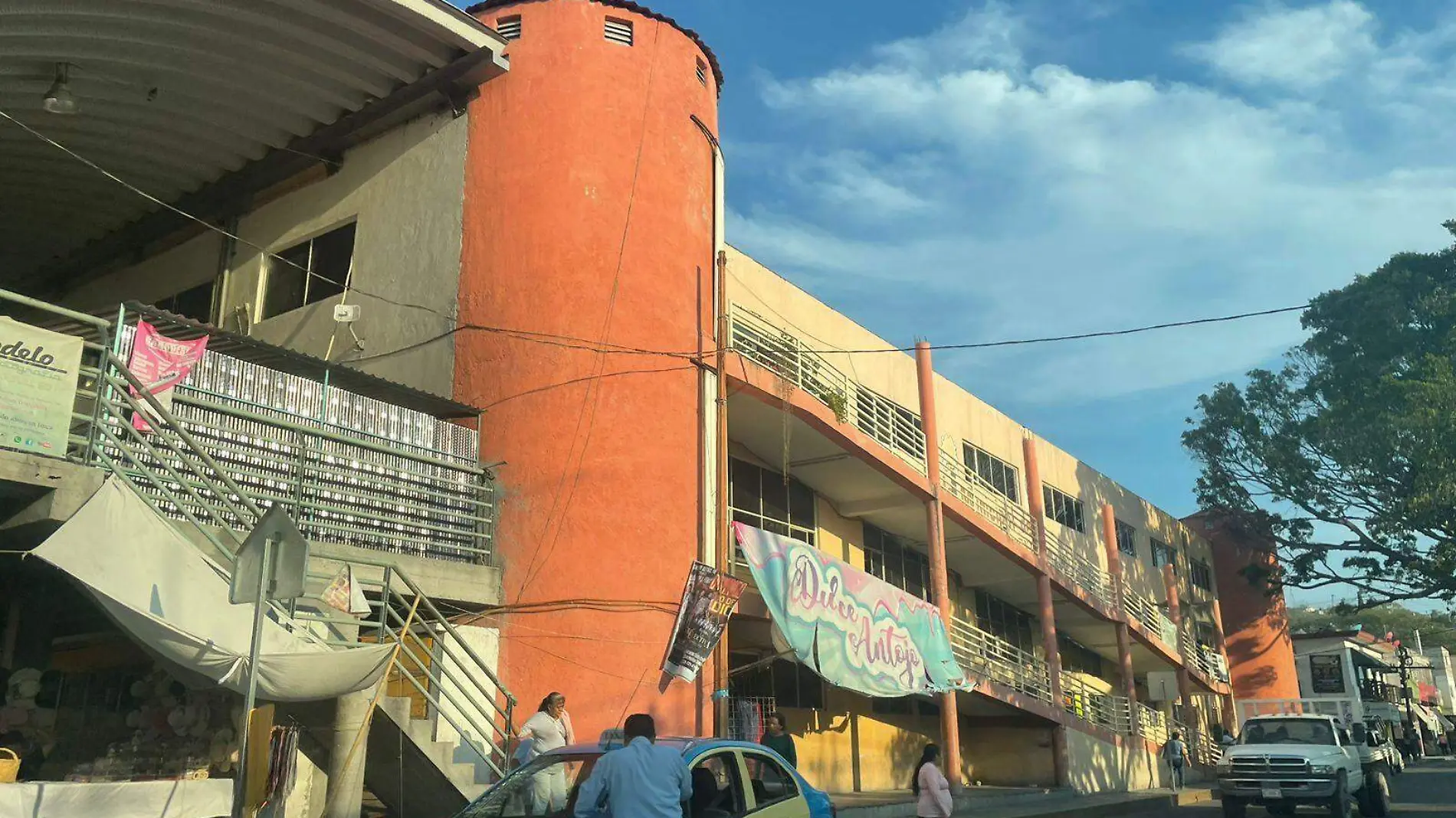 El bebéque aún estaba con el cordón umbilical 